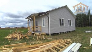 Каркасный одноэтажный дом 9х9 метров с сайдингом от "Три Строителя" ||| Видео обзор