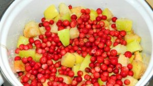 Пирог с брусникой и яблоками