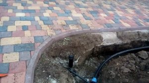 Монтаж автополива HUNTER. Траншея для труб, вывод спринклеров
