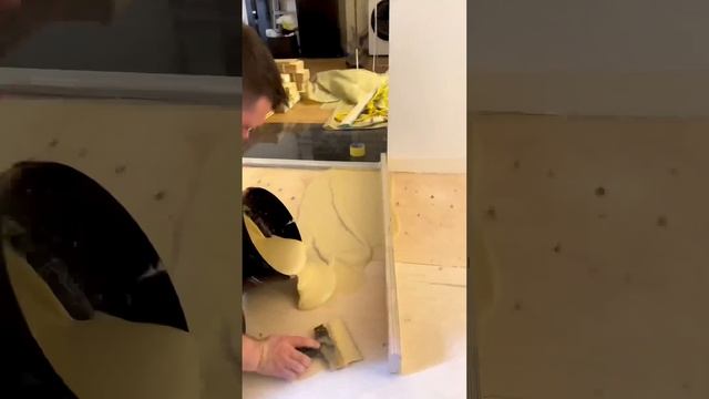 Выравнивание примыканий паркета и плитки,спомощью паркетного клея 2 KPU?#паркетныеработы #ремонт смотреть онлайн