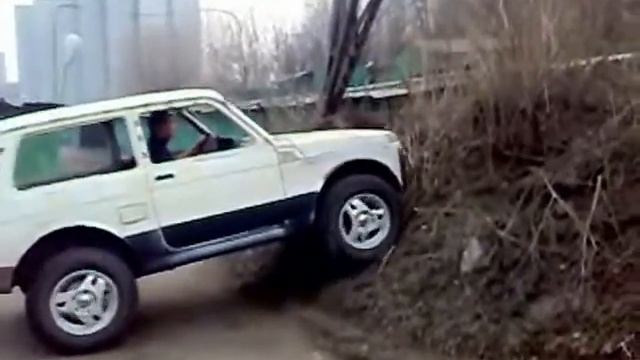 Тестируем угол максимального преодолеваемого подъема на Ниве ВАЗ-2121 смотреть онлайн