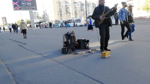 СашаКира. Санкт-Петербург июнь 2020. Песня Челентано в исполнении уличного музыканта