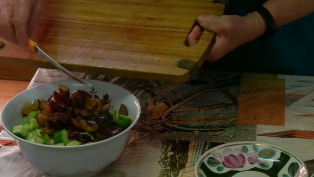 Салат со сливами и свежим огурцом. Видео рецепты от Борисовны