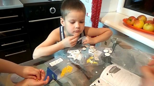 Лёва с папой собирает робота Валли Часть 3 20 03 2017 смотреть онлайн