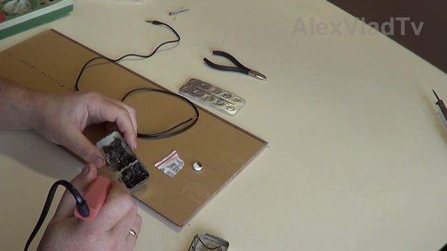 Как паять провода наушников, гарнитур(провода с лаковой изоляцией). смотреть онлайн