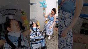 Олюшка гуляет под дождём