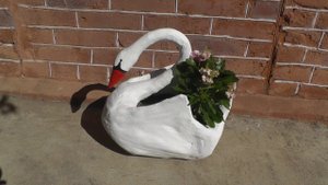 Вазон для цветов из бетона своими руками - Лебедь
