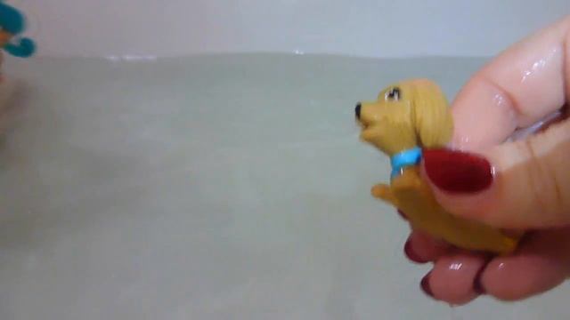 Барби с питомцем играют в мяч в воде Barbie with a pet playing a ball in the water смотреть онлайн