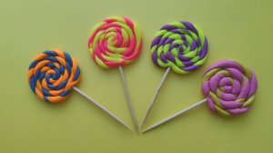 Как слепить из пластилина карамельку.