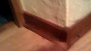 Как крепить плинтус на пол?