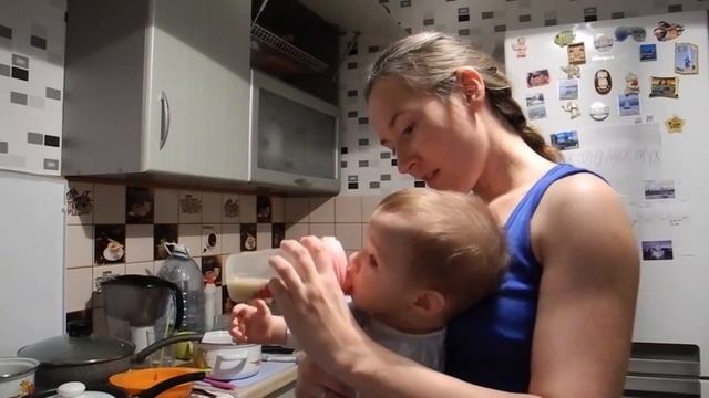 Первый раз пробуем мандаринку в 8 месяцев / Уснул в рюкзаке смотреть онлайн