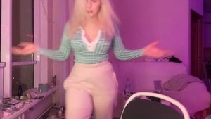 Попрыгала и показала бубсы ?