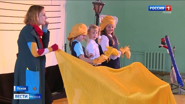 Тактильную "Разноцветную книгу" Маршака подарили псковским детям смотреть онлайн