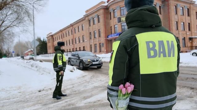 В трех регионах Сибири военнослужащие ЦВО поздравили женщин с Международным женским днем