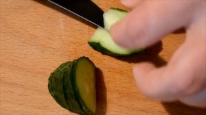 Как красиво нарезать огурцы и помидоры.