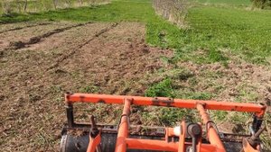 Культивация и выравнивание участка в саду после корчевания пней и зарослей