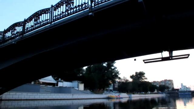Мост в Астрахани, на который молодожены вешают замочки смотреть онлайн
