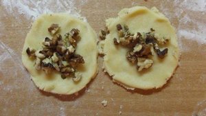 Песочное печенье с грецким орехом и медом