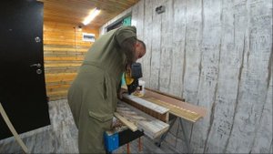 Полки в мастерской для инструмента и струбцин своими руками.