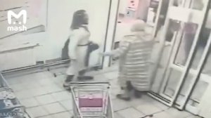 В Москве мужчина в женской одежде напал на покупателей «Магнита»