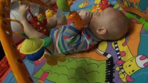 Малыш играет и ножками и ручками :)