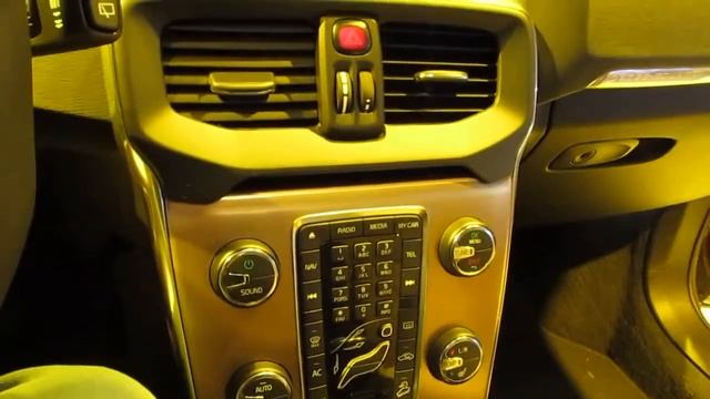 Volvo V40 Cross Country interior & dashboard смотреть онлайн