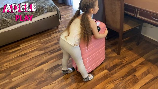 КУДА ЕДЕТ АДЭЛЬ ? / ПОЕЗД И ГОНКИ НА ЧЕМОДАНАХ смотреть онлайн