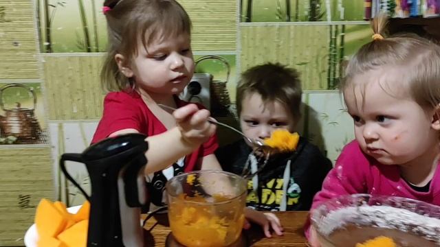 Кексы шоколадные с тыквой & готовим вместе с детьми. смотреть онлайн