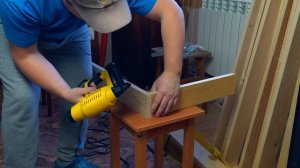 Недорогой деревянный стеллаж для рассады своими руками, с фитолампой, за 1000 рублей. DIY