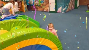 Настя и Папа играют на детской площадке