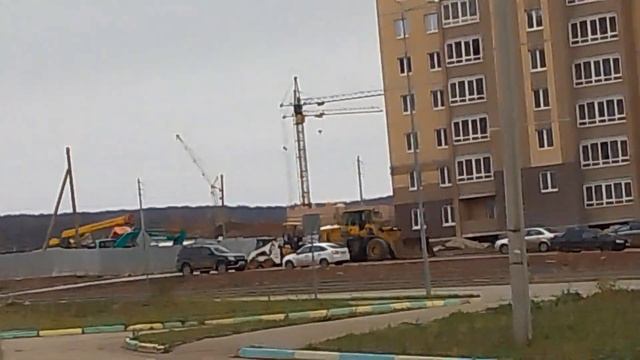 город Октябрьский строительство улицы Шашина 33 микрорайона. Идёт строительство нового дома. смотреть онлайн