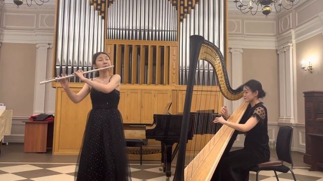 《Сумерки у рыбацкой лодки》(Переложение китайской нар. песни для флейта Фил Янг.Исп.Чжан Нингэ Лю Ся смотреть онлайн