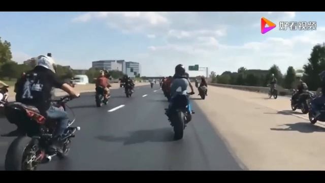 девушка катается на мотоцикле!!!!!!!