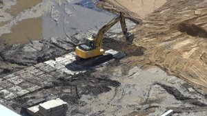 Укладка дорожных плит экскаватором. Саханов Владислав