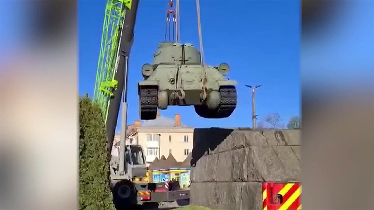 В Житомире в преддверии 9 Мая демонтировали советский танк Т-34