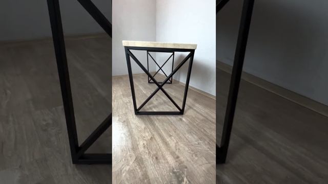 Стол кухонный Loft со столешницей из массива сосны без покрытия и черными металлическими ножками смотреть онлайн