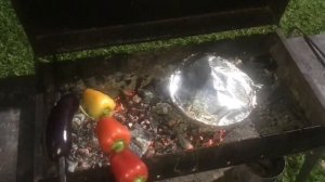 Баранья лопатка с овощами на костре