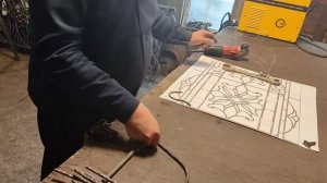 Малоразмерная ковка на холодную. Кованая решетка со стразами как продолжение витража. АнтиковкА
