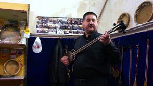 Национальный узбекский музыкальный инструмент рубоб