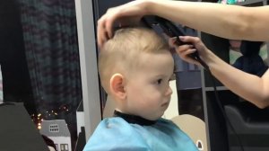 Ребёнок в парикмахерской|стригем волосы ребёнку