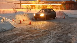 Упражнения на автодроме. Паралельная парковка и гараж
