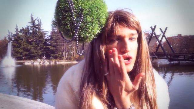 Anna Dello Russo: La Vestaglia della Moda! Milano Fashion Week (Parody) смотреть онлайн