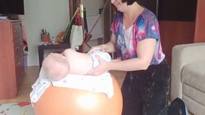 Упражнения на фитболе. Боковая позиция | не сидит, не ползает