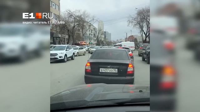 Эвакуация ТРЦ "Гринвич" в Екатеринбурге смотреть онлайн