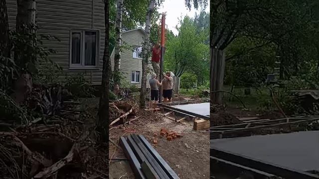 Забиваем столбы для навеса в Рязани.
