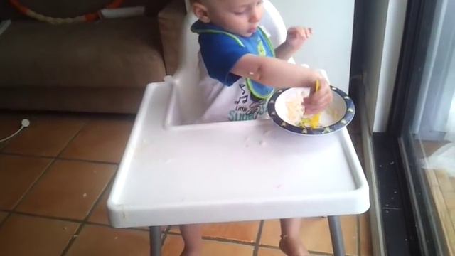 Голодный Дракоша доедает остатки еды... смотреть онлайн