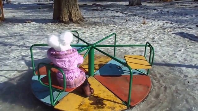 Катаемся с горки, на качелях, бегаем по снегу, зимняя прогулка смотреть онлайн