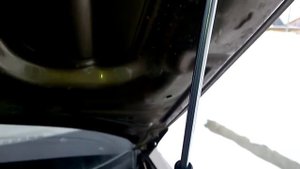 Газовый упор на открывание капота в автомобиле HYUNDAI Accent