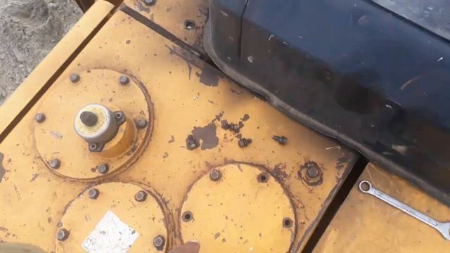 Как проверить в экскаваторе уровень масла гидравлики на Hyundai.. Кто хочет стать экскаваторщиком