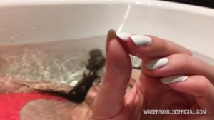 В ванной  под водой